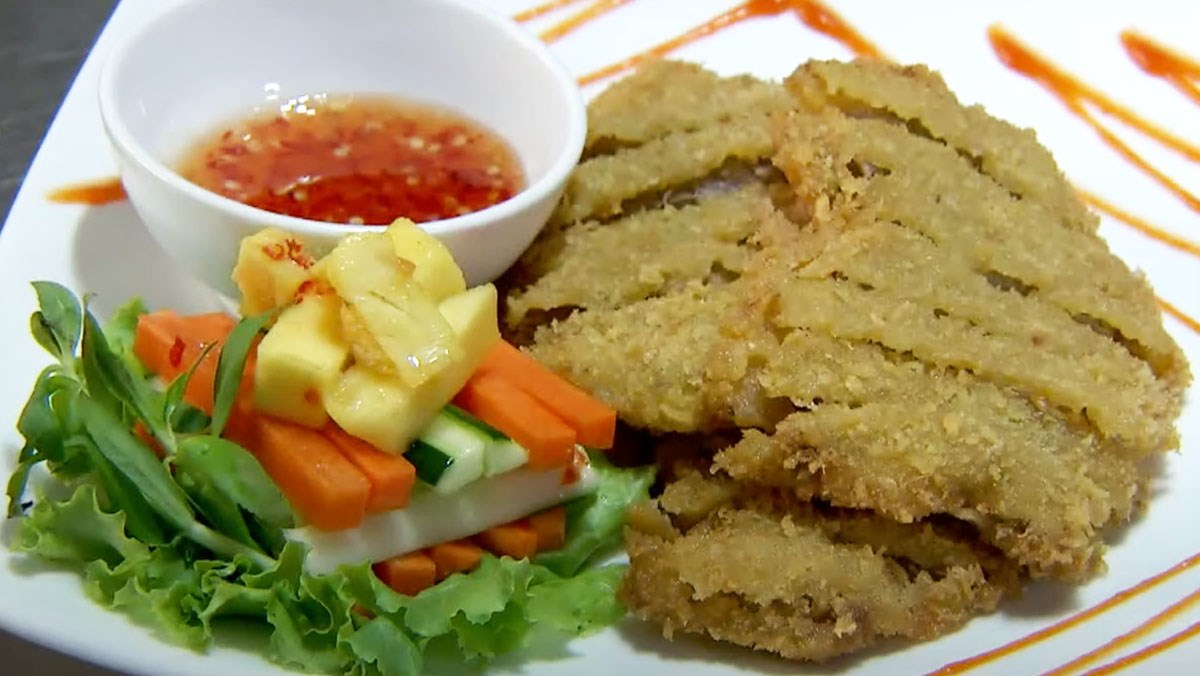 Giò bò chiên giòn vàng đều