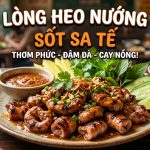 Dồi trường nướng sa tế vàng giòn trên vỉ than hồng kèm rau sống và nước chấm